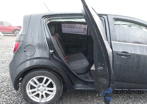 2015 Chevrolet Sonic Lt Auto z USA, uszkodzony, nr VIN 1G1JC6SB6F4116827